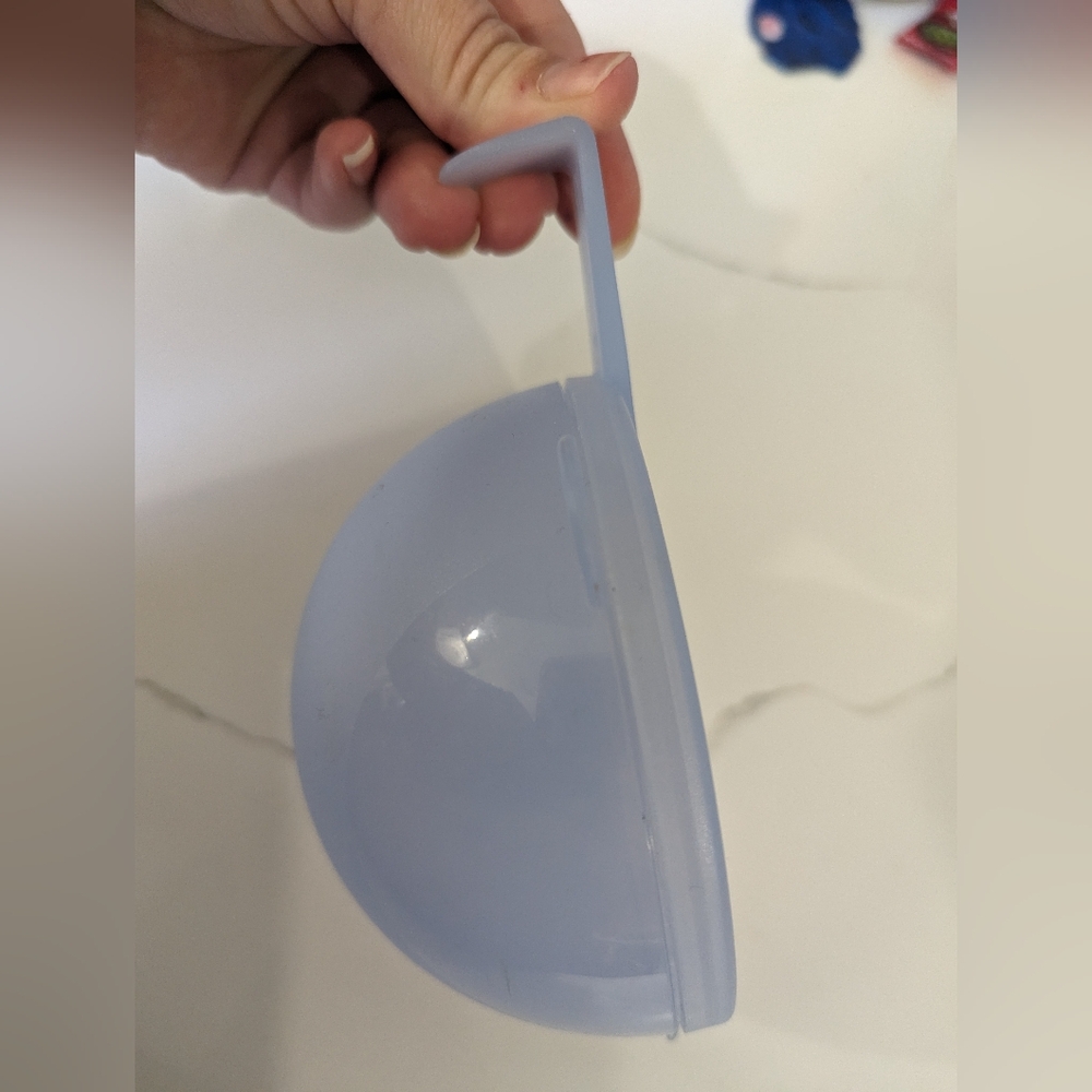 Tupperware onion keeper. EUC - Picture 3 of 4
